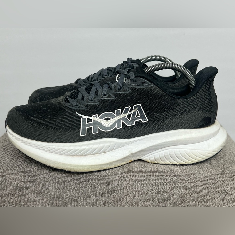 Hoka One One Mach 6 Size Men 9.5 2E (Wide) Black Running Sneakers 1147833BWHT